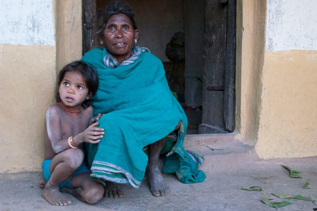 গৃহ নির্মাণ ও আর্থিক সাহায্য